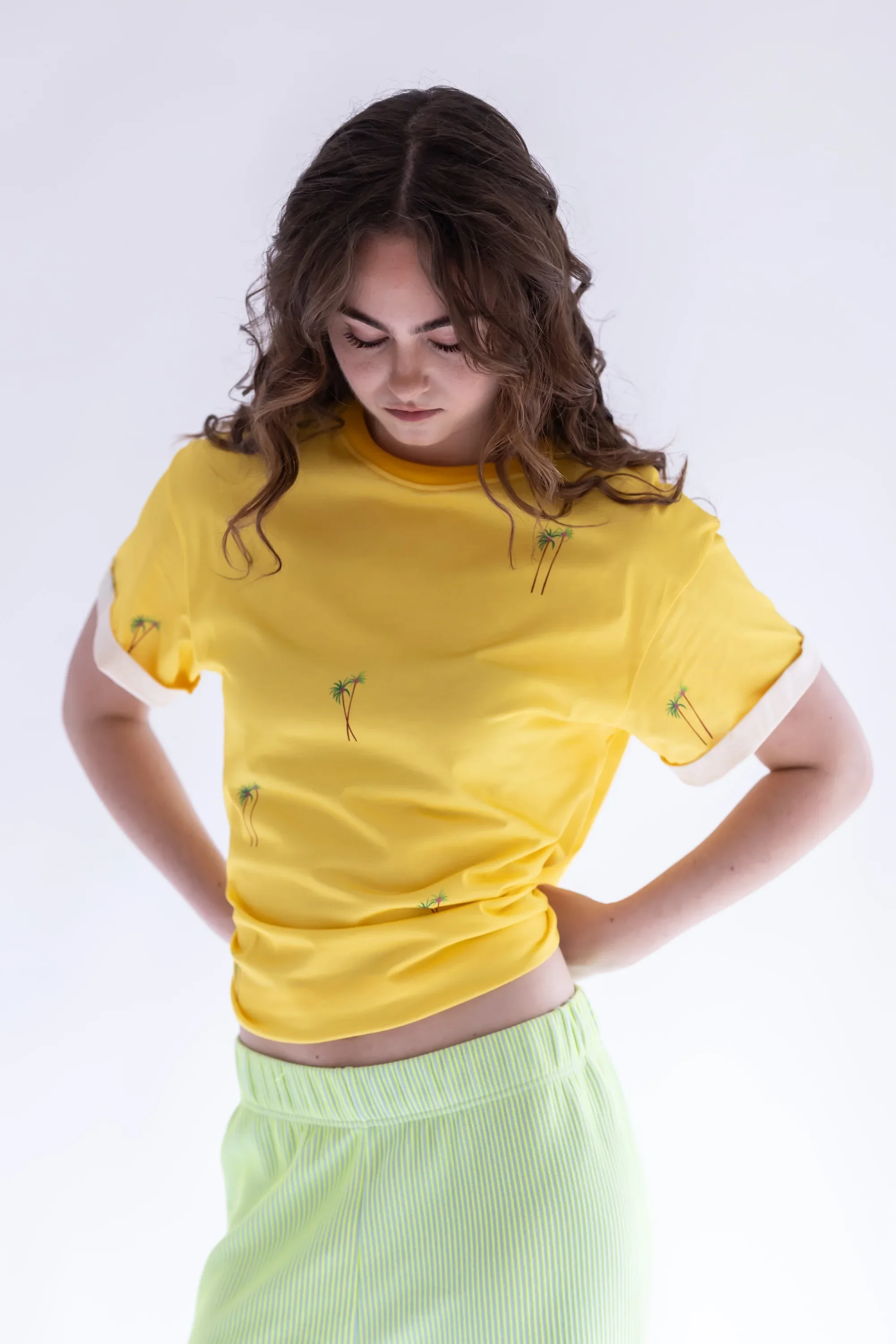 CAMISETA AMARILLA PALMERAS - Image 2