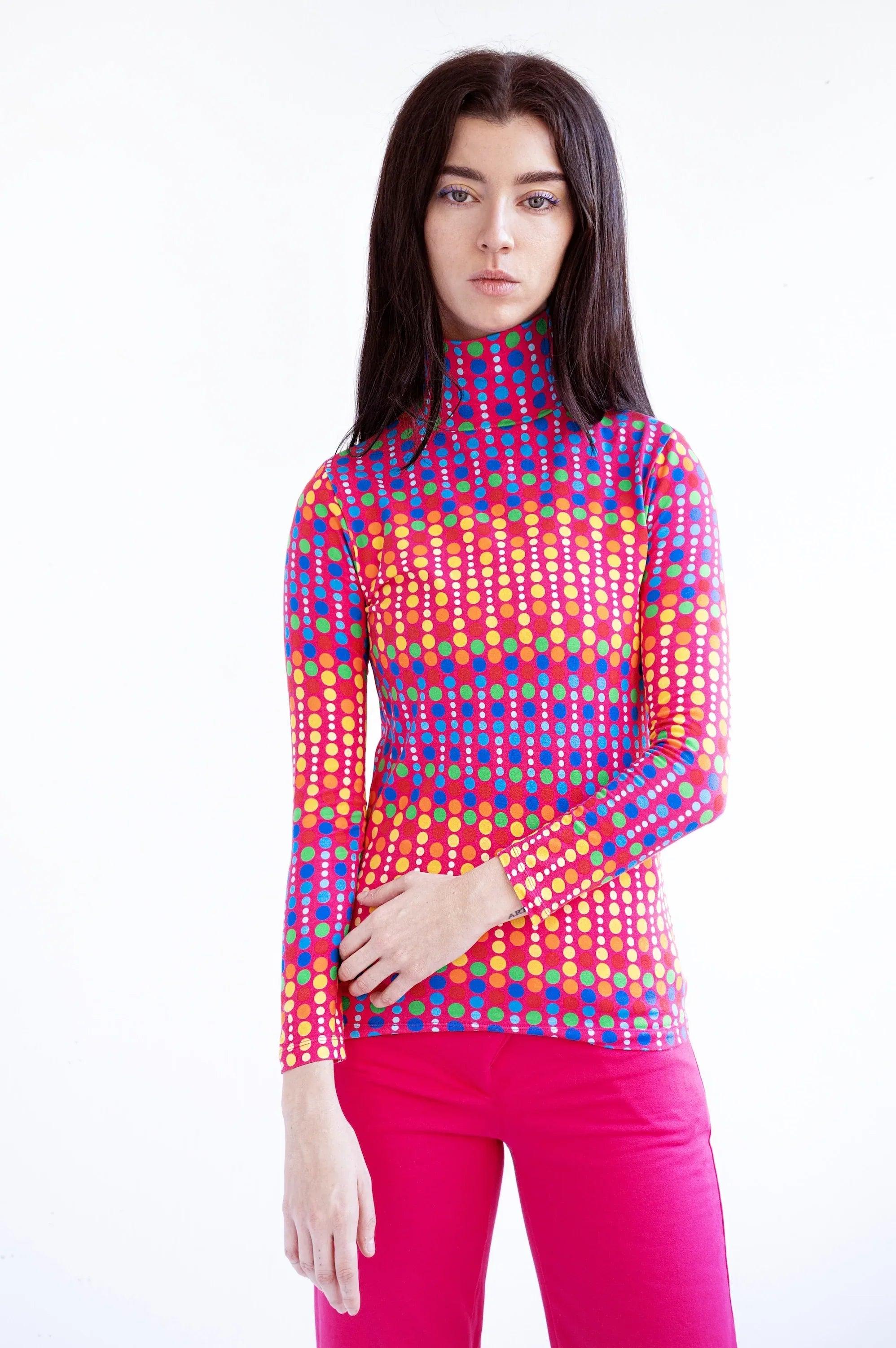 CAMISETA CUELLO ALTO TOPOS MULTICOLOR