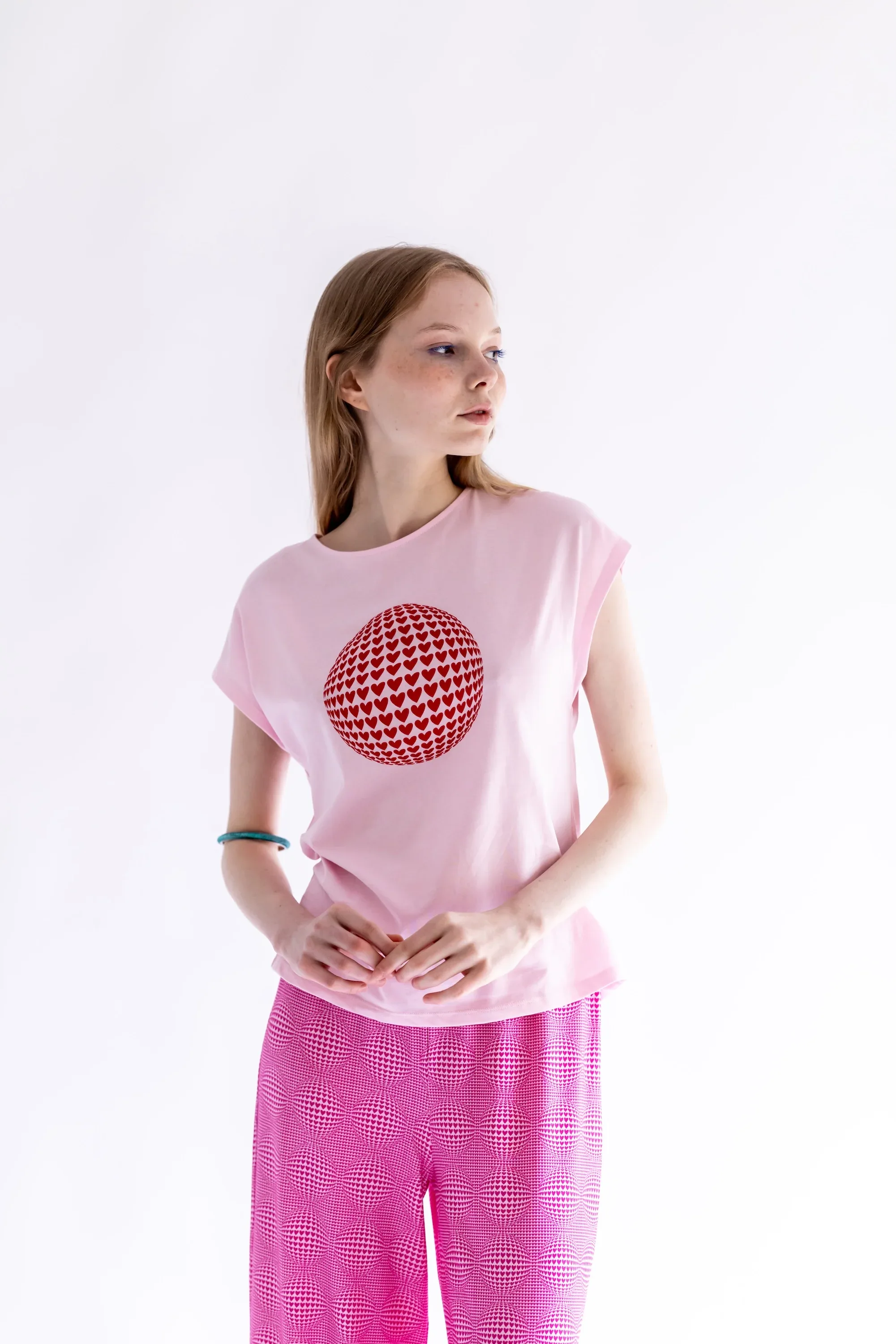 CAMISETA ROSA BOLA CORAZONES - Image 2